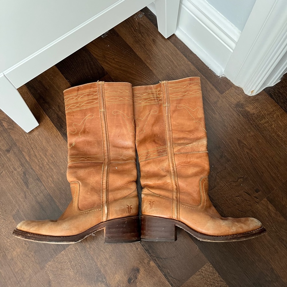 Beautiful Frye campus leather cowboy boots